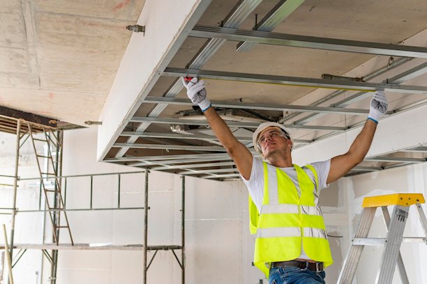 vorderansicht-mann-der-schutzausruestung-arbeitet-und-traegt_23-2148784098
